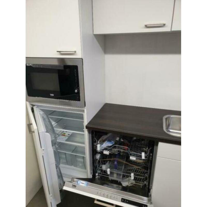 INNOVARE Keukens: Kwaliteit Showroomkeuken ca. 340 cm !