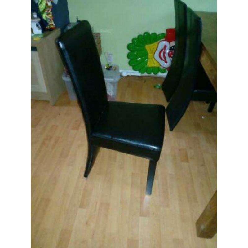 Eettafel met eetstoelen