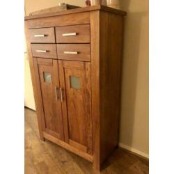 Mooie wandkast, hoog dressoir. Veel bergruimte.