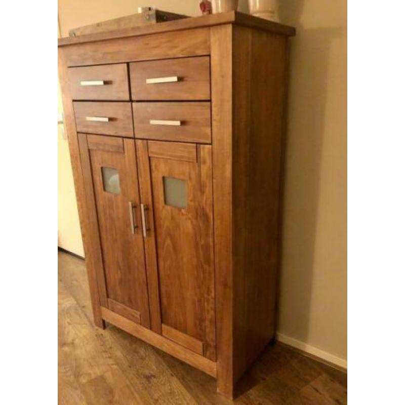 Mooie wandkast, hoog dressoir. Veel bergruimte.