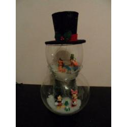 leuk kerst tafereel met minnie,mickey,pluto,goofy