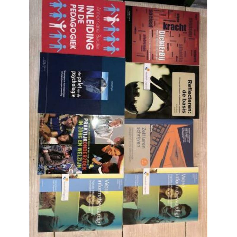 Verschillende studieboeken voor hbo social work