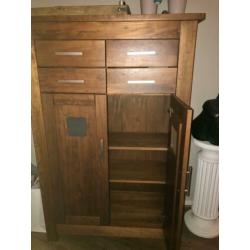 Mooie wandkast, hoog dressoir. Veel bergruimte.