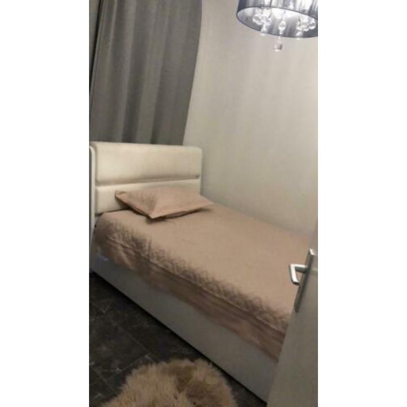 Tweepersoonsbed met opbergruimte