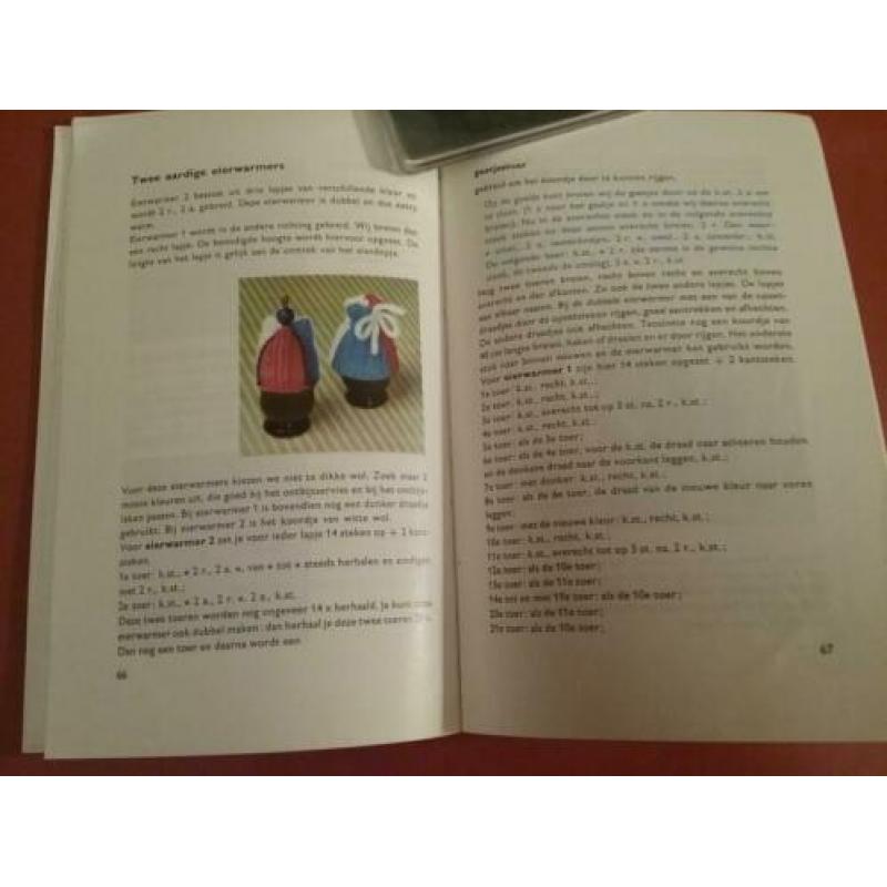 Twee boeken over breien (kinderboek en volwassenen).