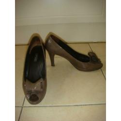 Paul Green lakleren peeptoe pumps bruin strik maat 39,5 ZGAN