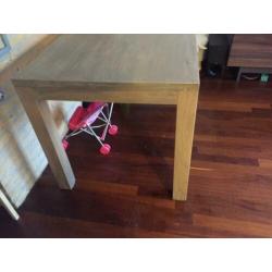 Gratis tafel met 3 stoelen