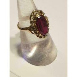 Mooie 14 karaat gouden ring met gefacetteerde rode steen.