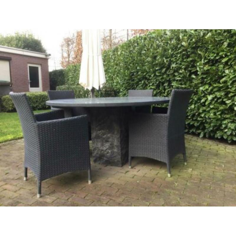 Te koop rond tafelblad van basalt en 4 stoelen /kussens