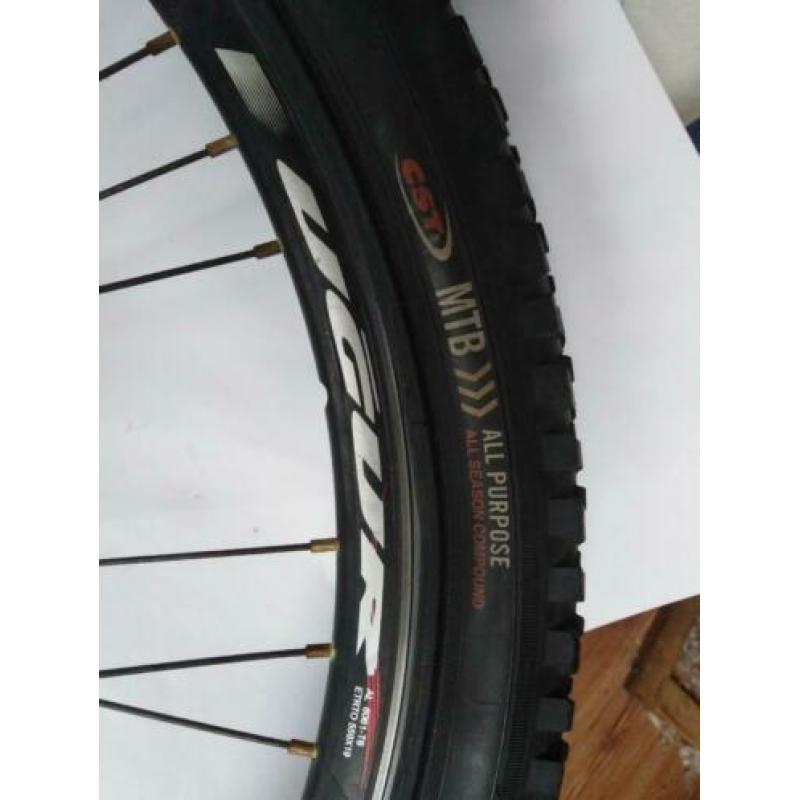 Voorwiel voor mtb 26 x 2. 1.merk CST met wiel van ugur