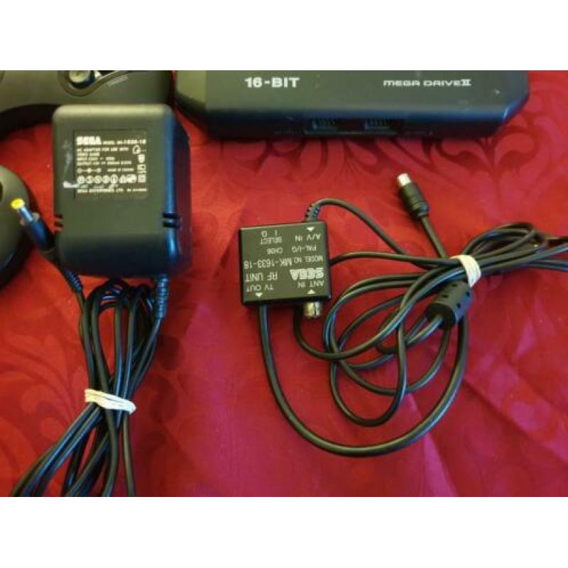 Sega megadrive 2 met 2 controllers