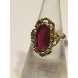 Mooie 14 karaat gouden ring met gefacetteerde rode steen.