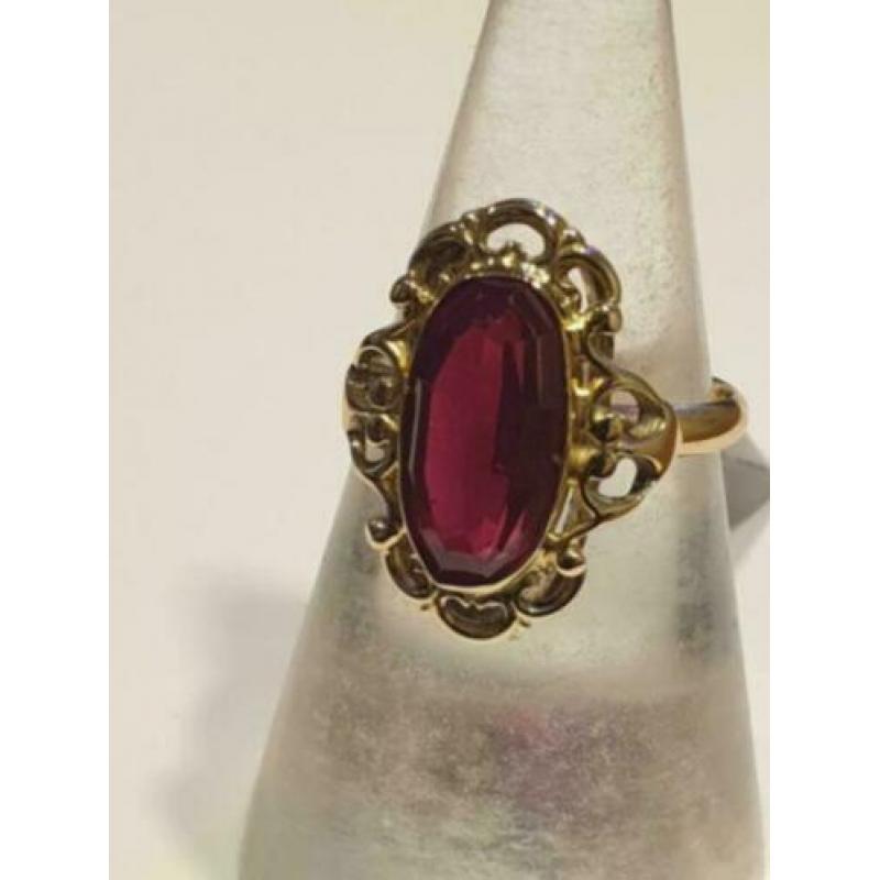 Mooie 14 karaat gouden ring met gefacetteerde rode steen.