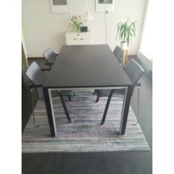 eettafel (Leolux) met 4 stoelen (Thonet A320)
