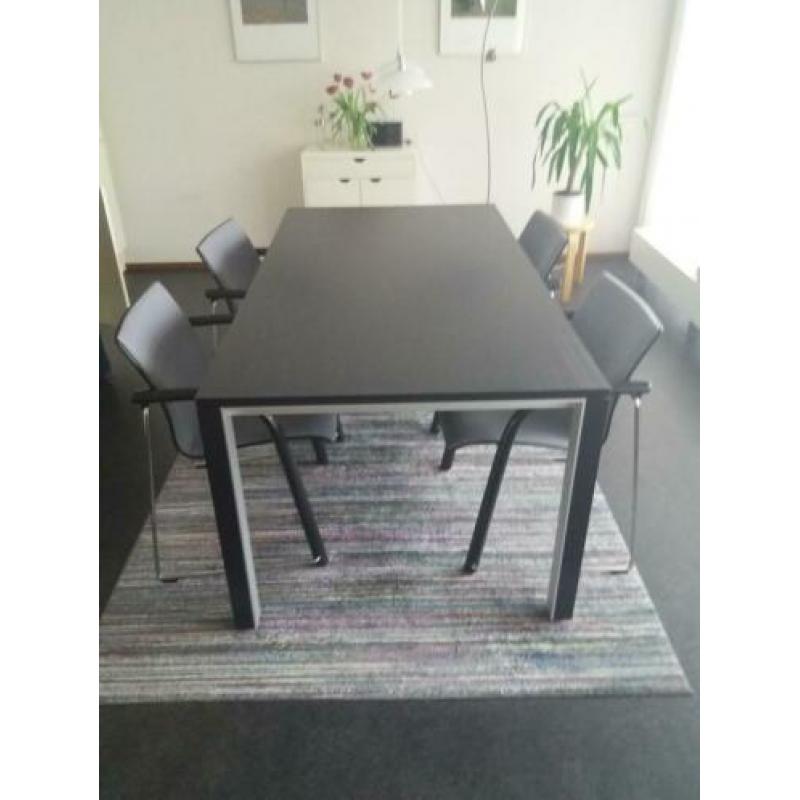 eettafel (Leolux) met 4 stoelen (Thonet A320)