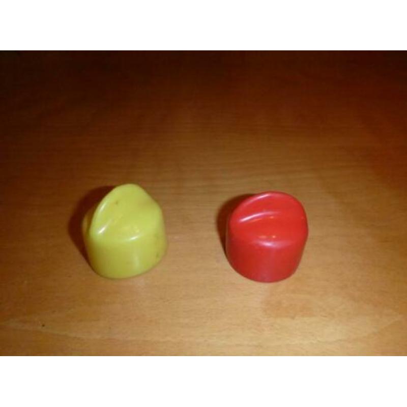 Twee vintage doppen voor op fles retro, rood en geel