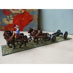 Tinnen soldaatje met 4 paarden en affuit, Militaria