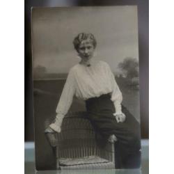 Antieke fotokaart W2 - Dame in zomerjapon met hoed.
