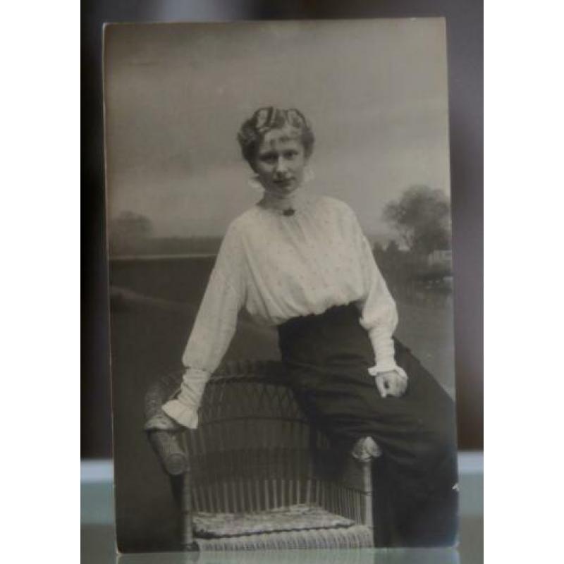 Antieke fotokaart W2 - Dame in zomerjapon met hoed.