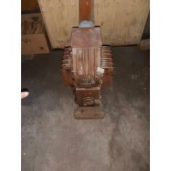 Heel klein gietijzeren hout kacheltje