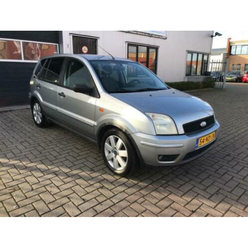 Ford Fusion + Met lichte schade! APK:12- 1.6-16V Fusion+