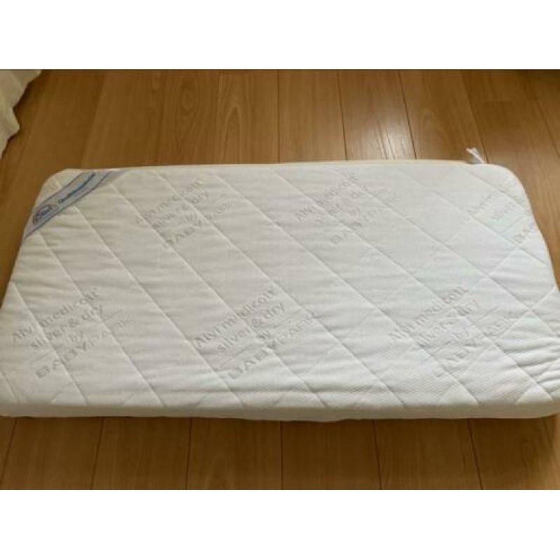 Te koop; zo goed als nieuw ledikant inclusief (merk)matras
