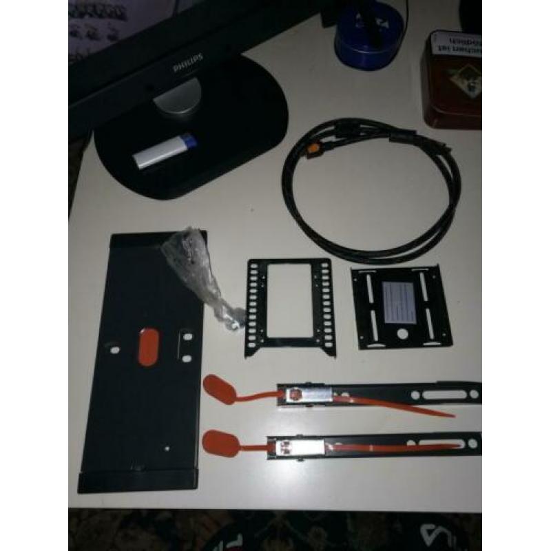 Vogel's Muurbeugelbevestiging + 2 SSD Brackets + HDMI Kabel