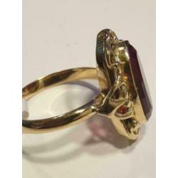 Mooie 14 karaat gouden ring met gefacetteerde rode steen.