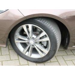 Mercedes-Benz E-Klasse 250 Avantgarde / NAVI / LEDER / PDC /