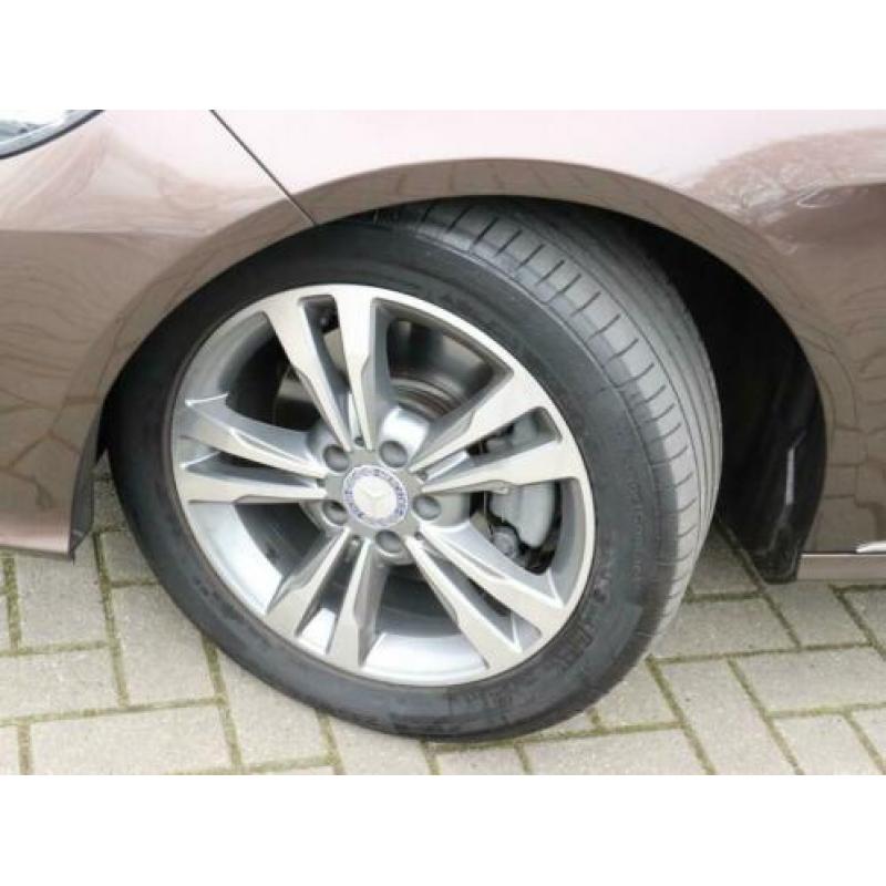 Mercedes-Benz E-Klasse 250 Avantgarde / NAVI / LEDER / PDC /