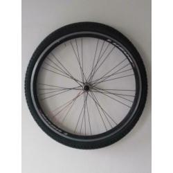 Voorwiel voor mtb 26 x 2. 1.merk CST met wiel van ugur