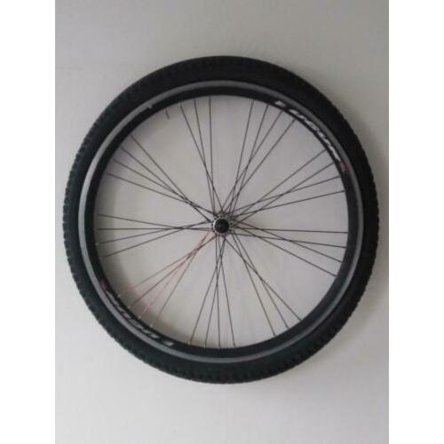 Voorwiel voor mtb 26 x 2. 1.merk CST met wiel van ugur