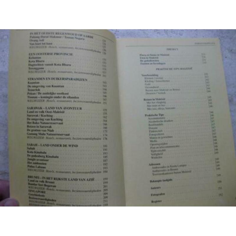 Nelles reisgids Maleisie Singapore Brunei. Zie andere gidsen