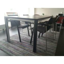 eettafel (Leolux) met 4 stoelen (Thonet A320)