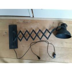Oude lamp met schaar mechanisme
