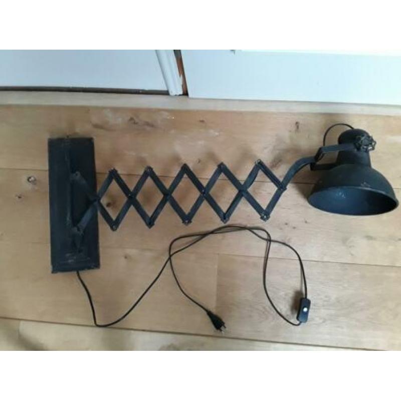 Oude lamp met schaar mechanisme