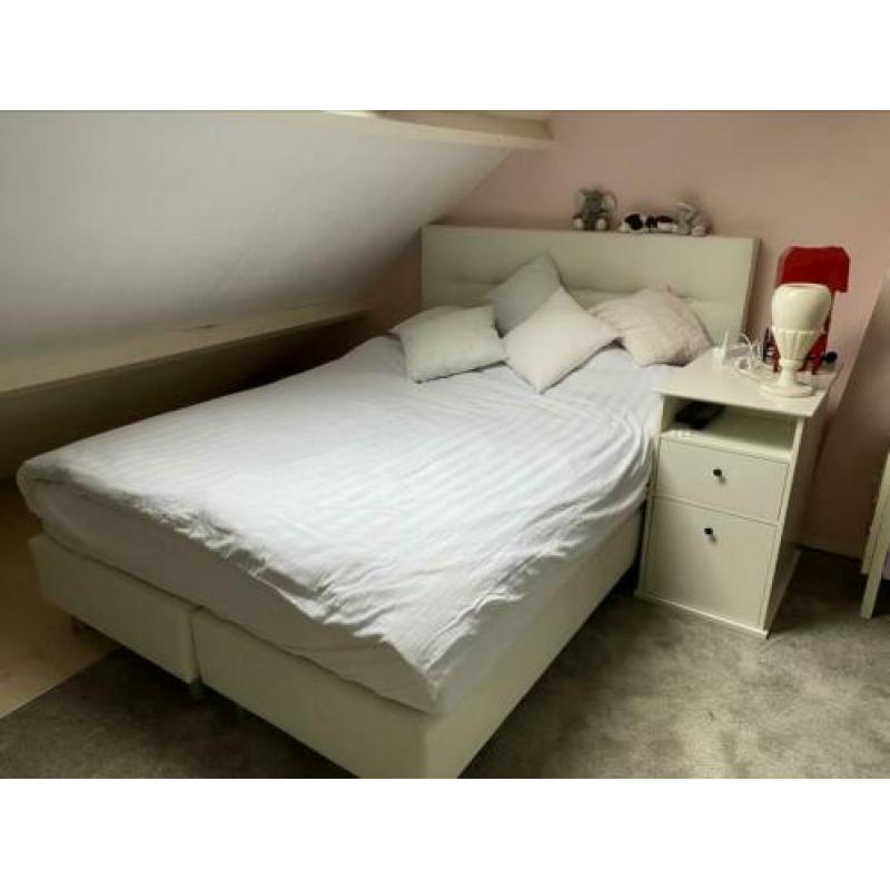 Zgan 2 jaar oude boxspring 1.40x2.00 m. Wit