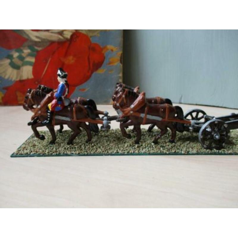 Tinnen soldaatje met 4 paarden en affuit, Militaria