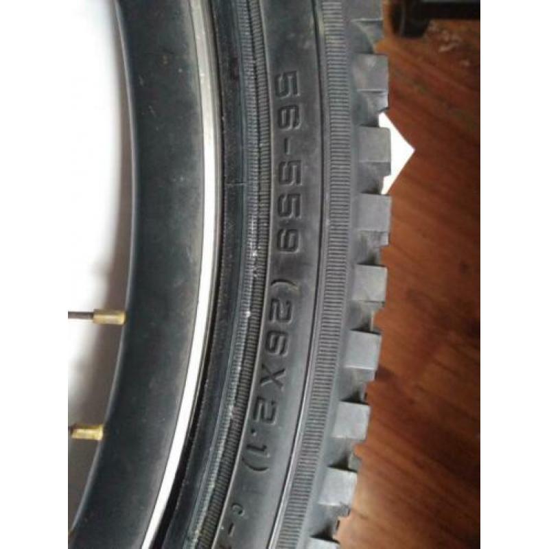 Voorwiel voor mtb 26 x 2. 1.merk CST met wiel van ugur