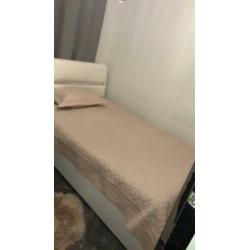 Tweepersoonsbed met opbergruimte