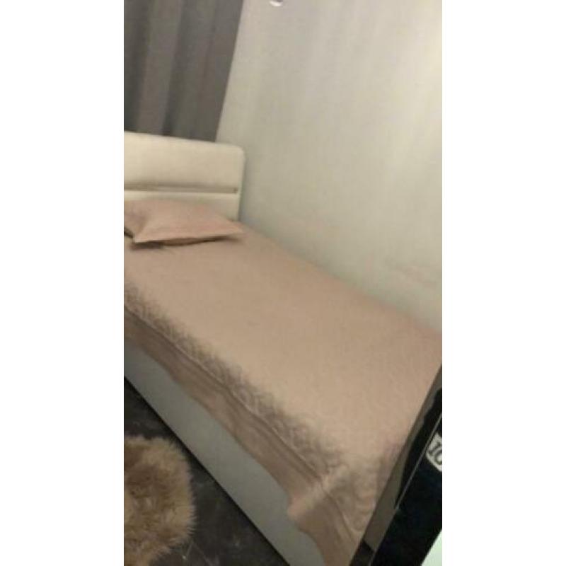 Tweepersoonsbed met opbergruimte