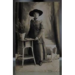 Antieke fotokaart W2 - Dame in zomerjapon met hoed.