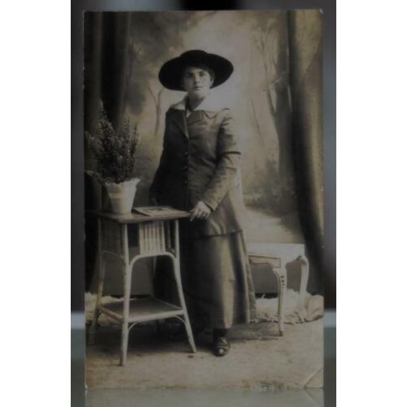 Antieke fotokaart W2 - Dame in zomerjapon met hoed.