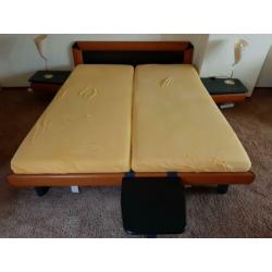 2 pers. bed incl verstelbare lattenbodems en nachtkastjes