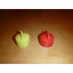 Twee vintage doppen voor op fles retro, rood en geel