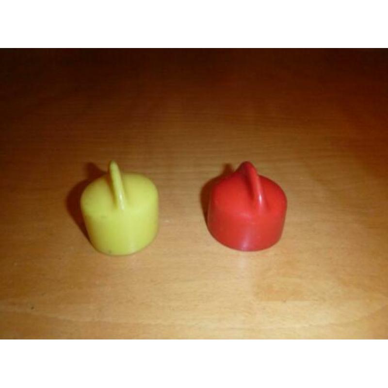Twee vintage doppen voor op fles retro, rood en geel