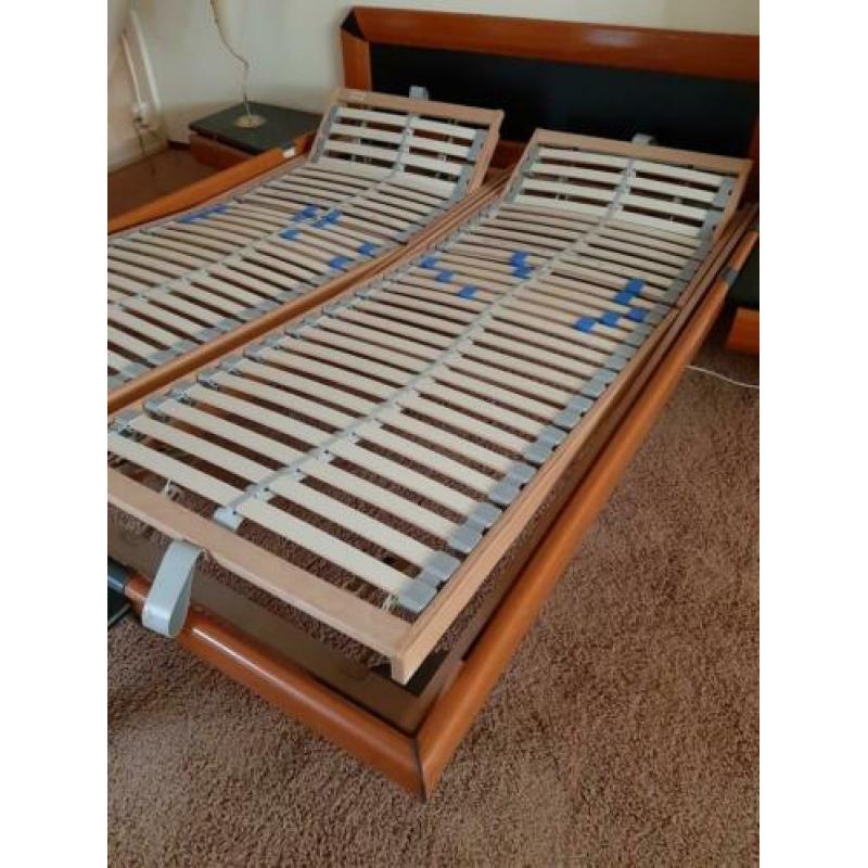 2 pers. bed incl verstelbare lattenbodems en nachtkastjes