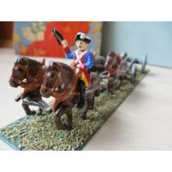 Tinnen soldaatje met 4 paarden en affuit, Militaria