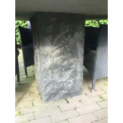 Te koop rond tafelblad van basalt en 4 stoelen /kussens