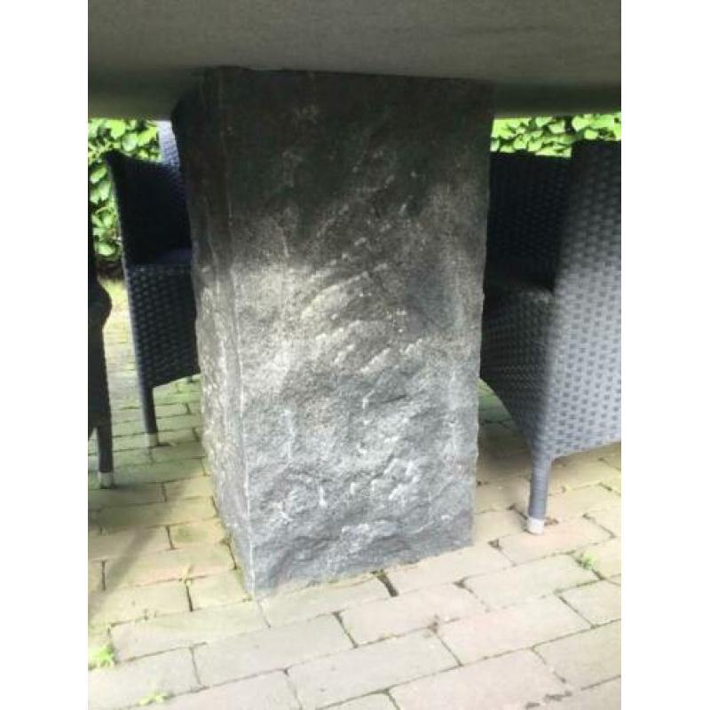 Te koop rond tafelblad van basalt en 4 stoelen /kussens